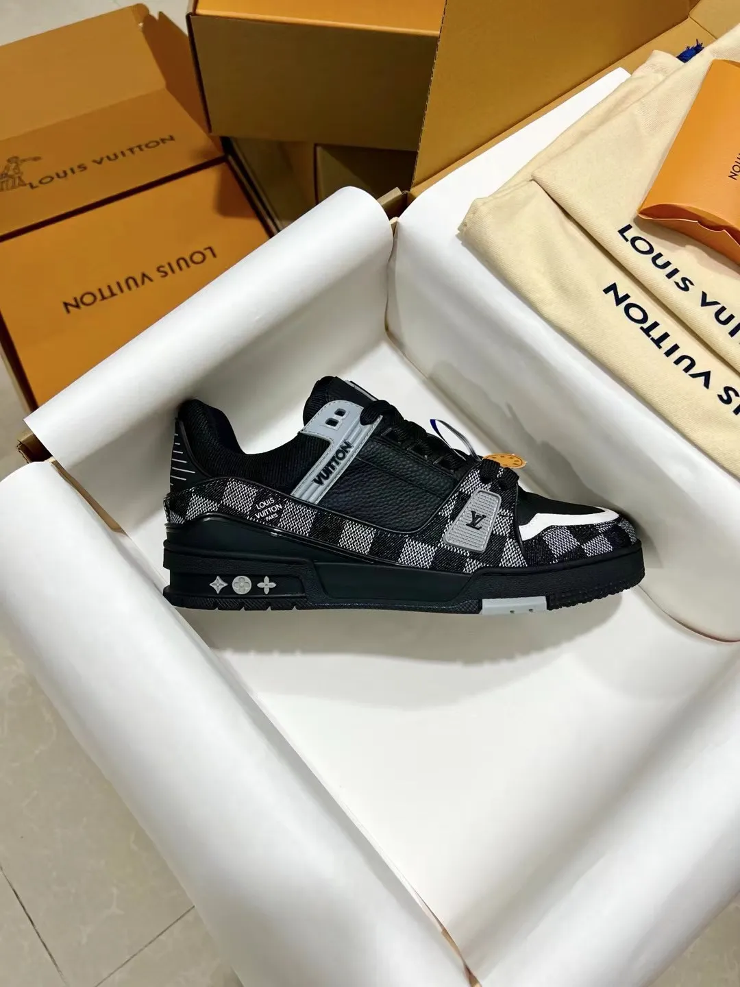 🚗Factory price: 840💰Male size# Dongguan top purchasing version LV trainer "Couple limited series casual sports basketball shoes, good-looking, handsome on the feet, every color is huge and beautiful! A must-have item for fashionistas🛍 Original custom-made embossed grained calfskin (non-market microfiber leather, everyone needs to distinguish!) Symmetrical old pattern washed denim; all accessories and accessories are customized according to the original 1:1 Even the color matching of the shoelaces is 1:1 customized. Many small designs must be original to be seen. The quality lies in the details! The original consistent chip tag can be purchased directly from the LV official website😏 Please look for our quality‼ ️Please pay attention to the market currency materials! Outdoor driver’s driving shoes🚗